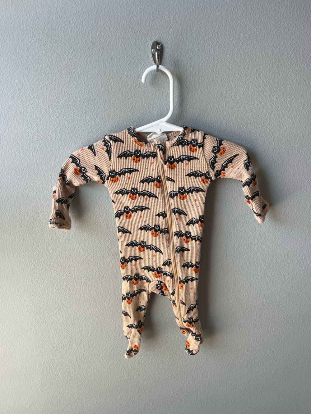 Spearmint Love // Organic Waffle Basic Zip Footie in Tan Trick or Treating Bat